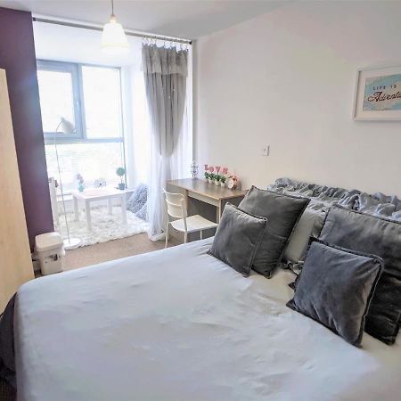 Large 3 Bedrooms In Liverpool City Centre, Free Parking Екстер'єр фото