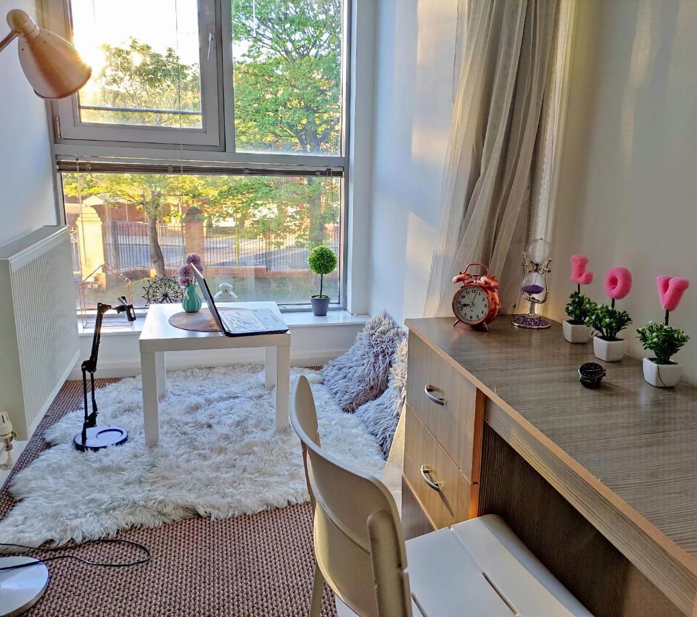 Large 3 Bedrooms In Liverpool City Centre, Free Parking Екстер'єр фото